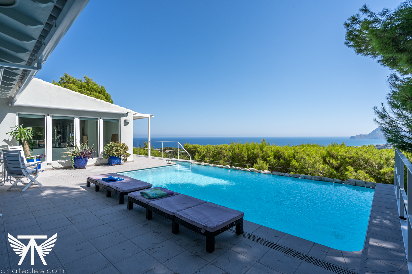 Til salgs: Villa ved sjøen med panoramautsikt - ditt drømmehus!